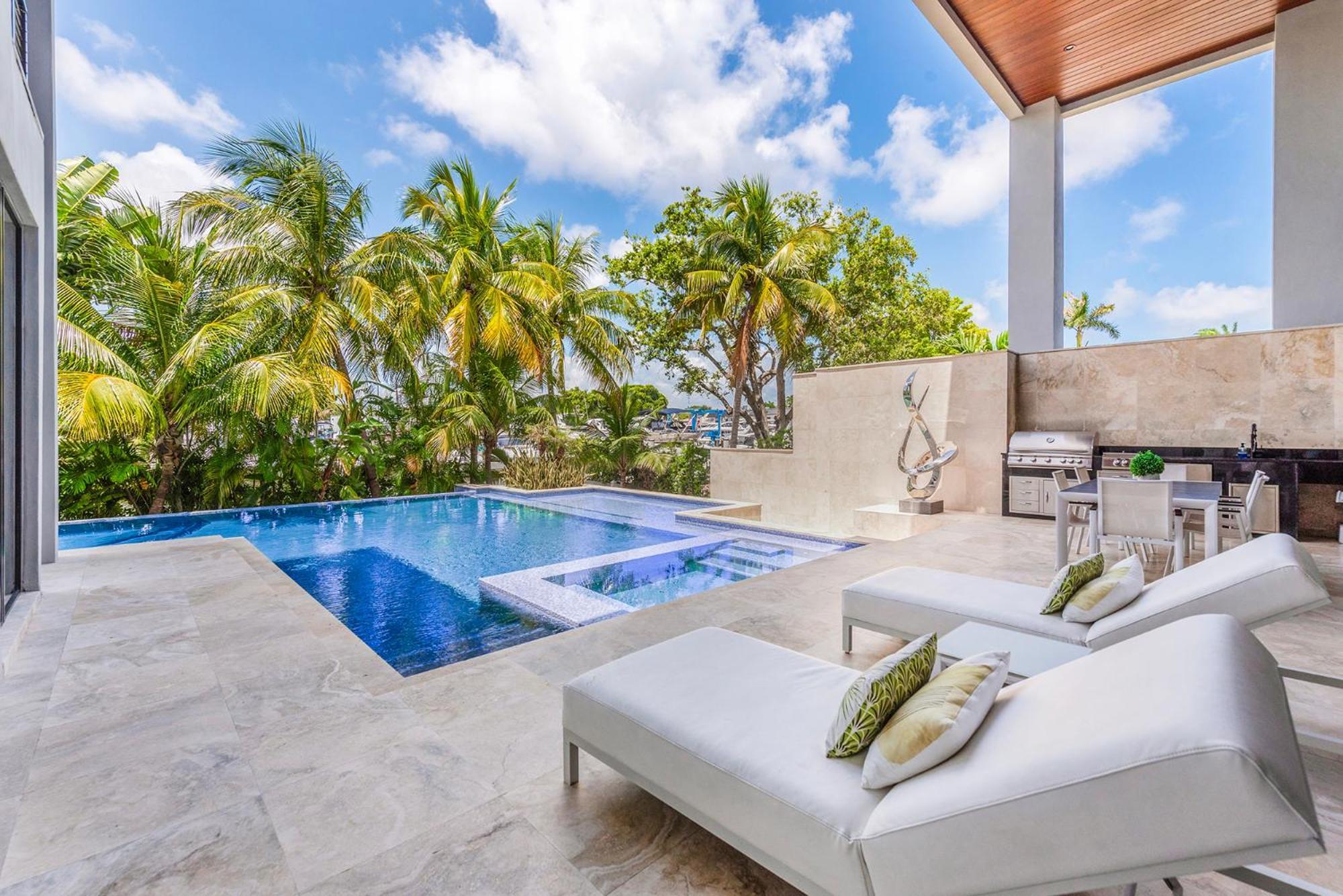 Waterfront 6 Bedrooms Sleeps 14 People Pousada *