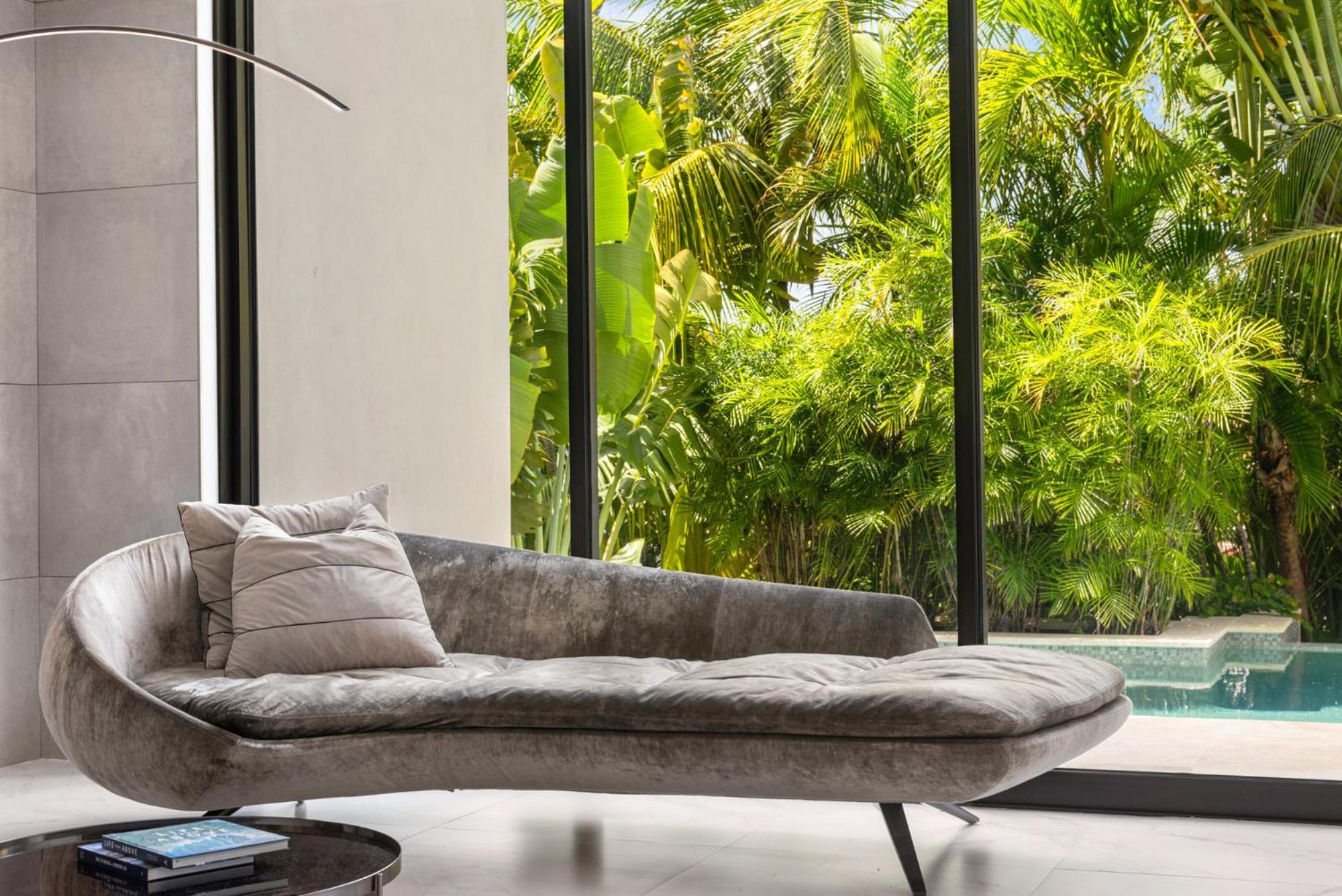 Waterfront 6 Bedrooms Sleeps 14 People Pousada