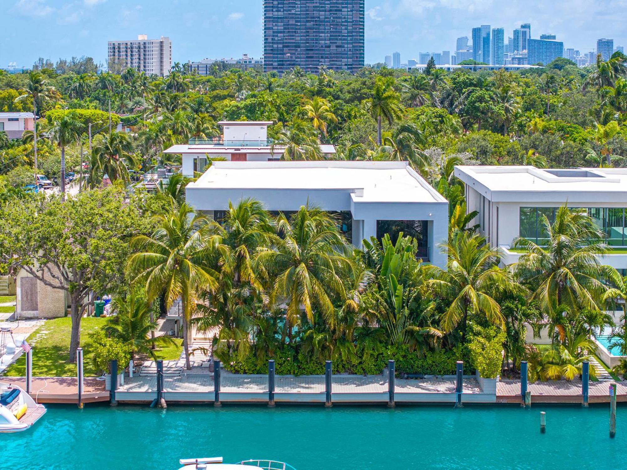 Waterfront 6 Bedrooms Sleeps 14 People Pousada